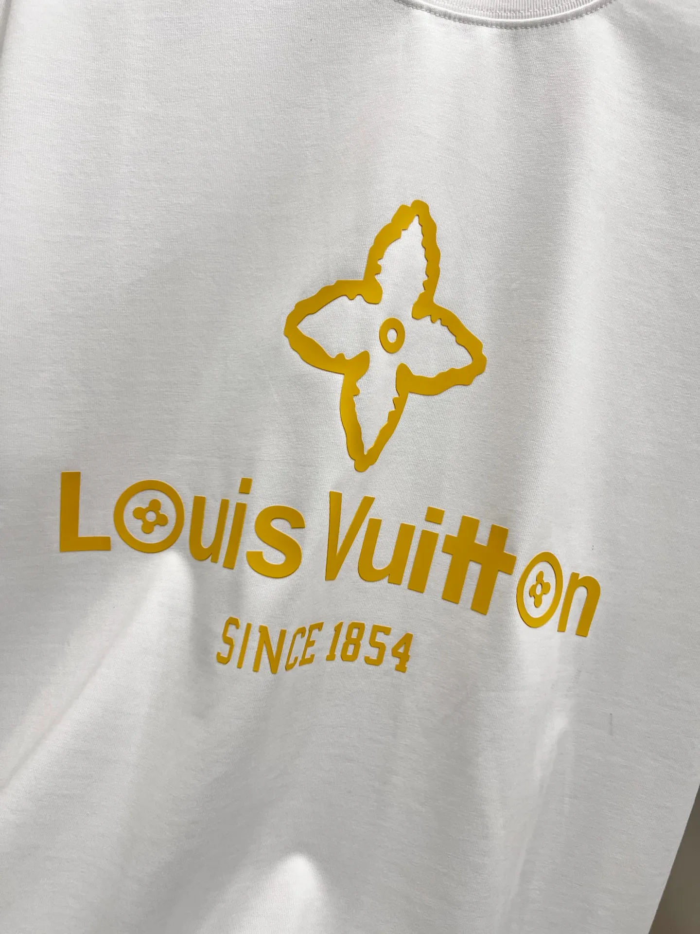 🅿️190 1v Louis* 2025 autumn and winter new style classic letter three-dimensional craft design high-end version! Highly breathable and comfortable, customized double yarn plain cotton fabric. Short-sleeved T-shirt. Same style for men and women. Sizes S M L XL XXL Five sizes black white